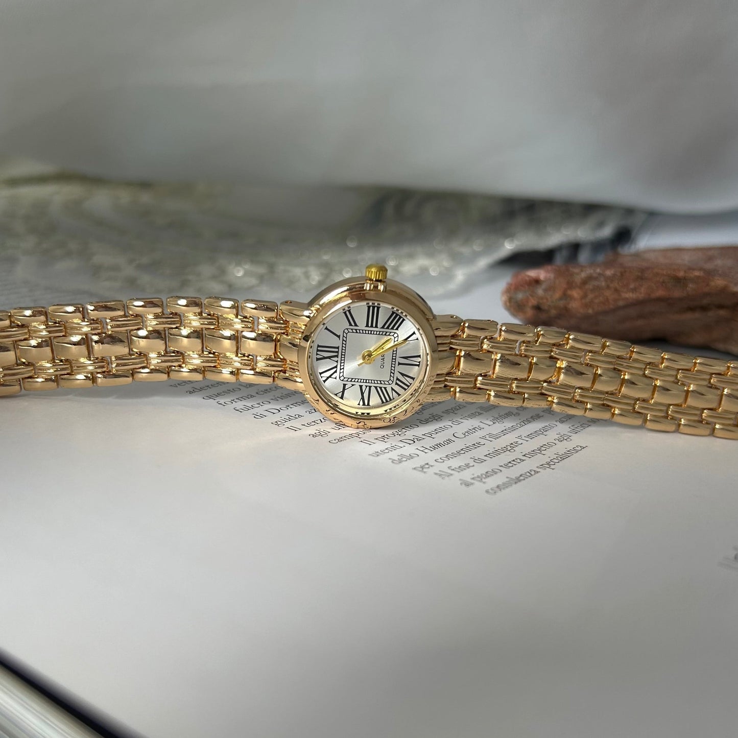 Rozy - Gold Round Dial Watch | Orologio