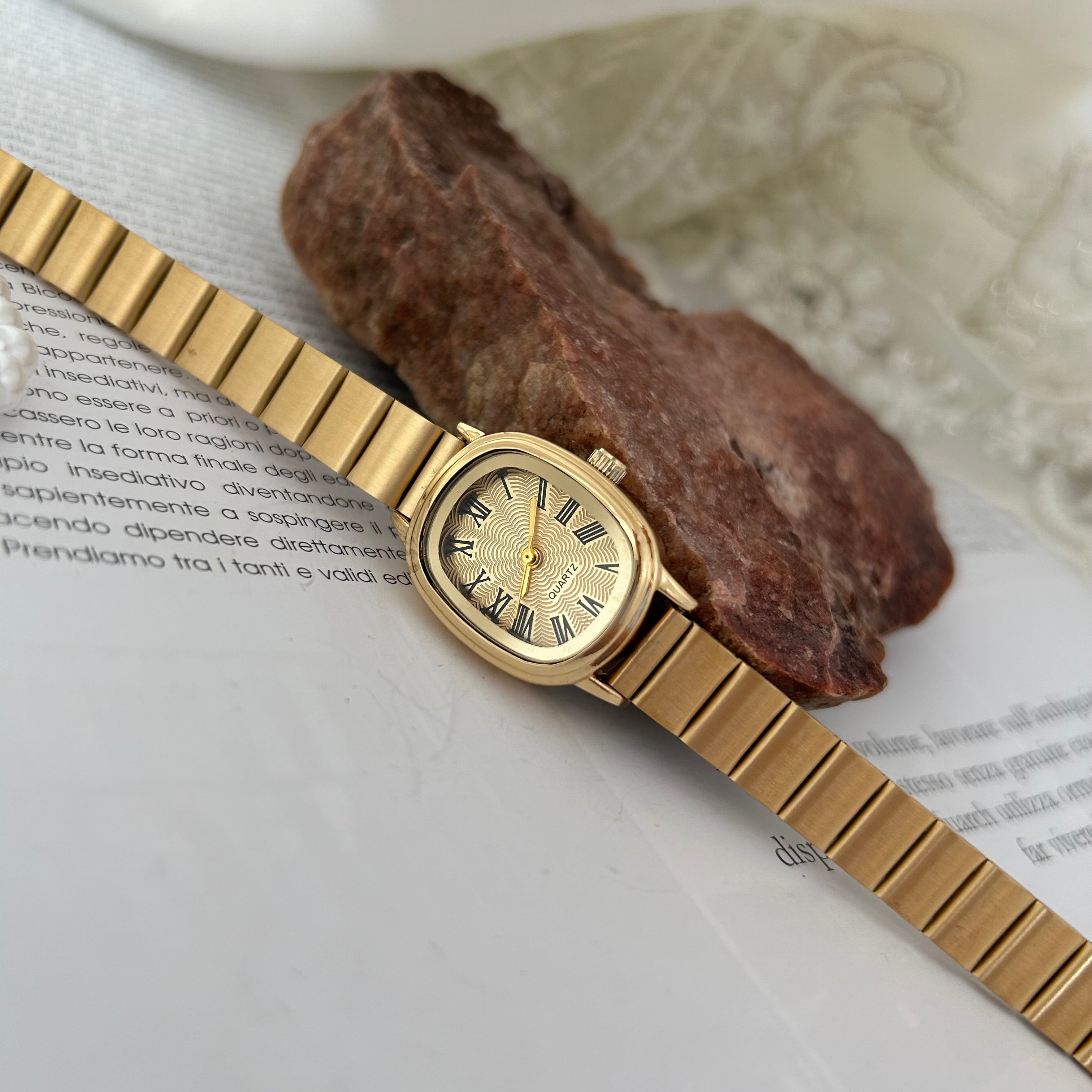 Jelly - Gold Oval Vintage Watch – feliseatelier