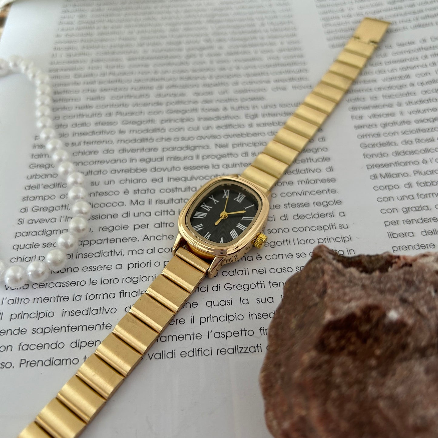 Jelly - Gold | Black Oval Vintage Watch