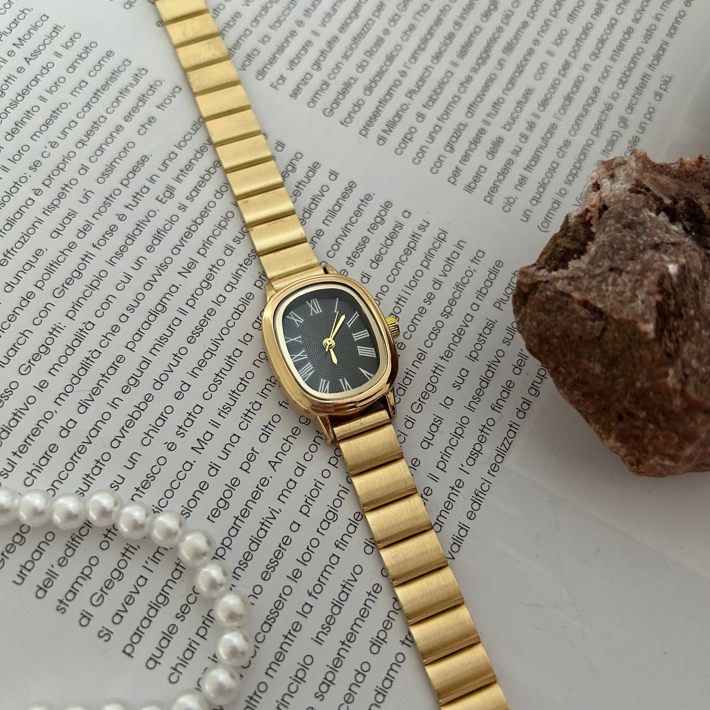 Jelly - Gold | Black Oval Vintage Watch