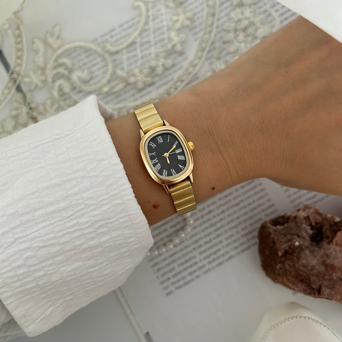 Jelly - Gold | Black Oval Vintage Watch