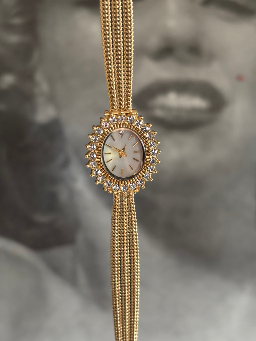Golden Radiance - Women’s Crystal-Accented Vintage-Inspired Bracelet Watch