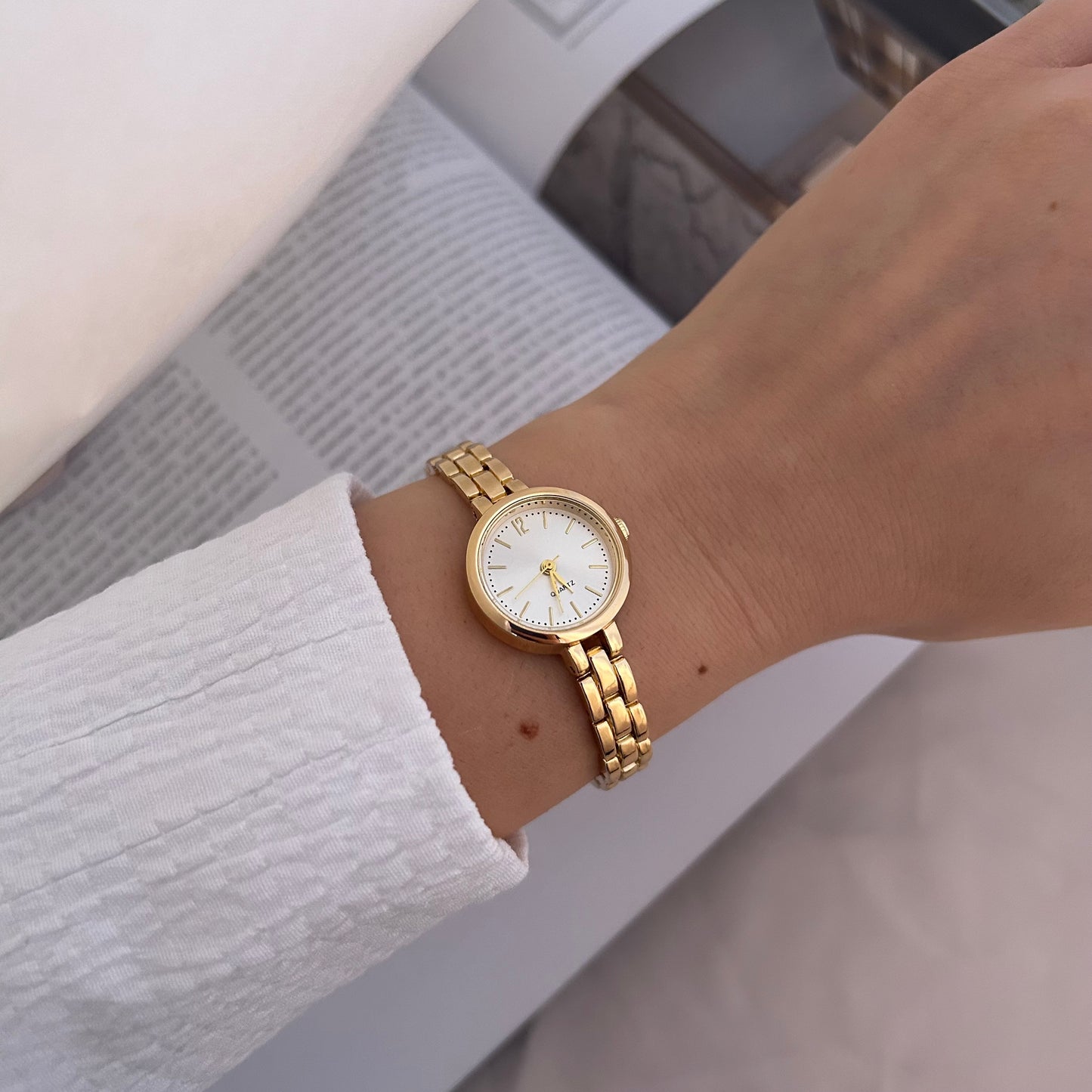 Gold Women's Minimal Watch - Bezy